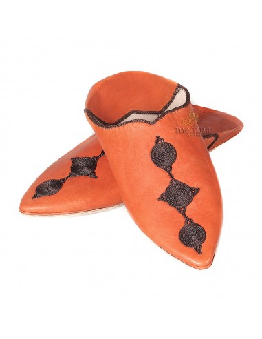 Babouche de Fez  bout pointu orange et broderies de soie