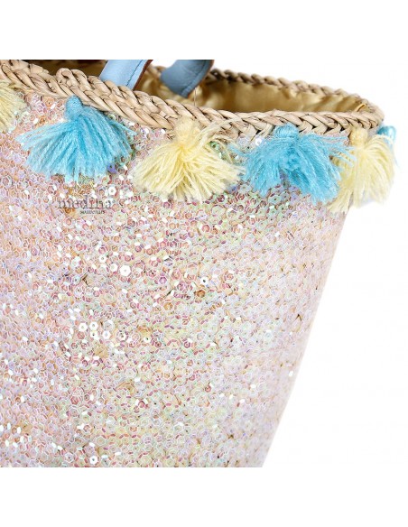 Panier en osier fleurs de laine et robe de paillettes avec grandes poignes en cuir bleu